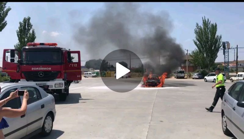 Un vehículo arde en el aparcamiento de la piscina de Roales