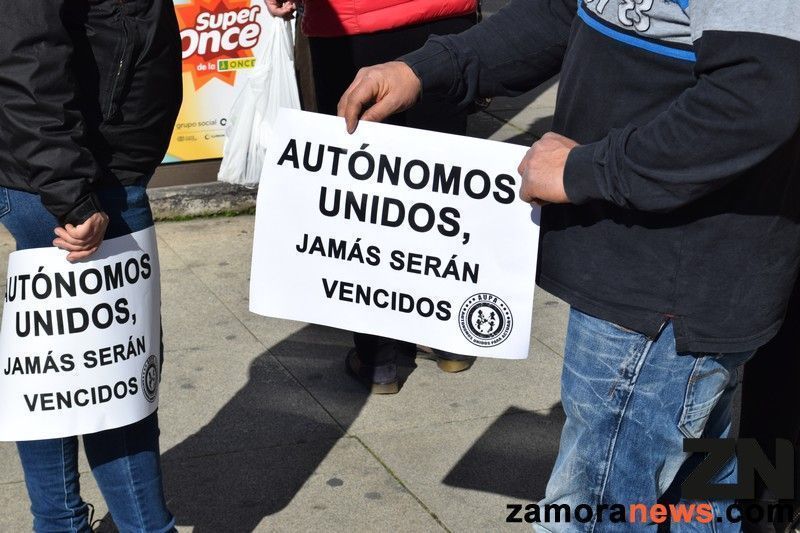 La Línea de Avales para cubrir créditos concedidos estará operativa este martes tras la firma de convenios entre el ICO y entidades financieras