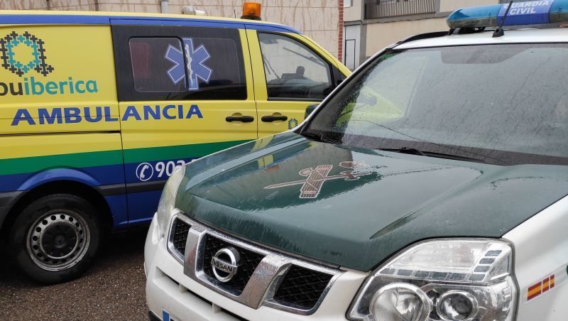 La Guardia Civil auxilia a una mujer de 90 años en el interior de su domicilio con la ayuda de varios vecinos
