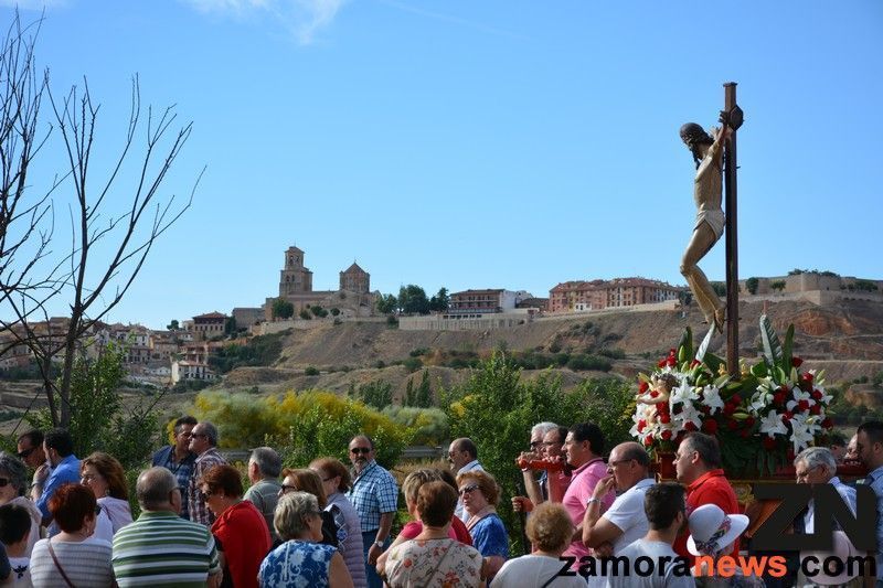 El Cristo de las Batallas y la Virgen de las Guía procesionan hoy en la pradera de la vega toresana