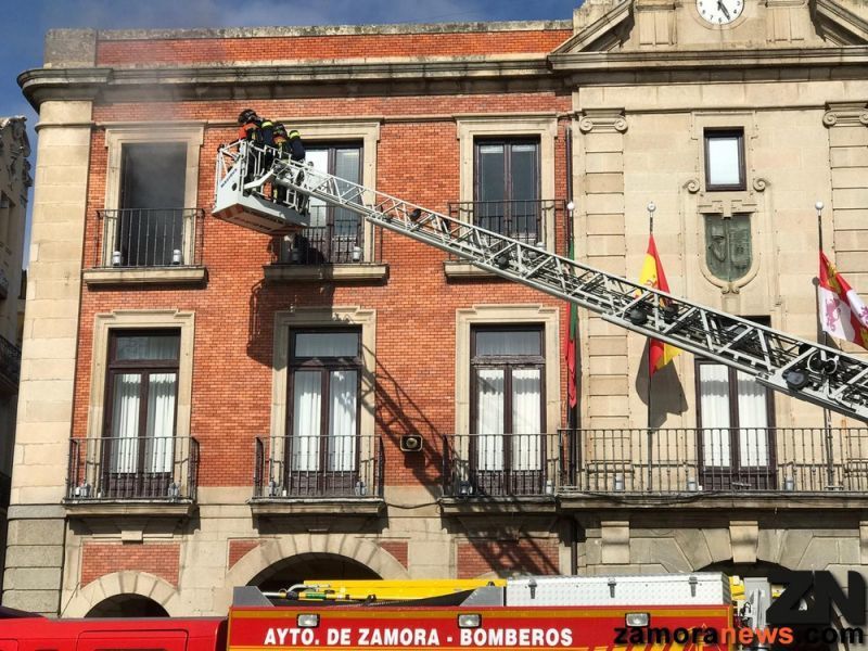 "Arde" el Ayuntamiento de Zamora, un simulacro de incendio en el Ayuntamiento ayuda a ajustar los protocolos de seguridad que funcionaron adecuadamente
