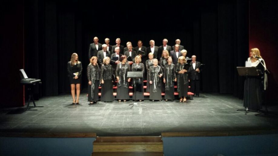 La coral gallega abrió el encuentro en el Teatro Principal