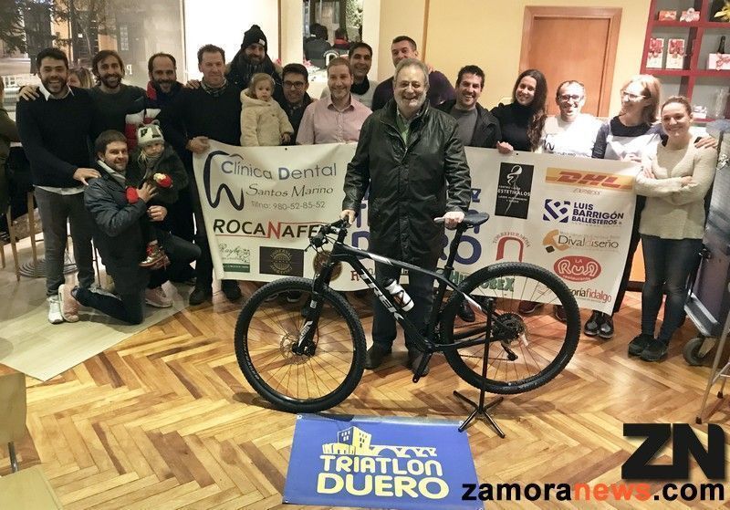 Ricardo Puebla Montes se llevó una bicicleta de montaña de alta gama que sorteaba con la Lotería de Navidad Triatlón Duero