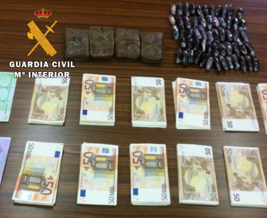 Droga y dinero incautado por la Guardia Civil
