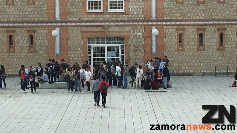 Alumnos a punto de entrar al segundo examen de la EBAU: