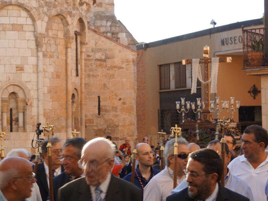 El paso de la Vera Cruz a su paso por Santa María la Nueva