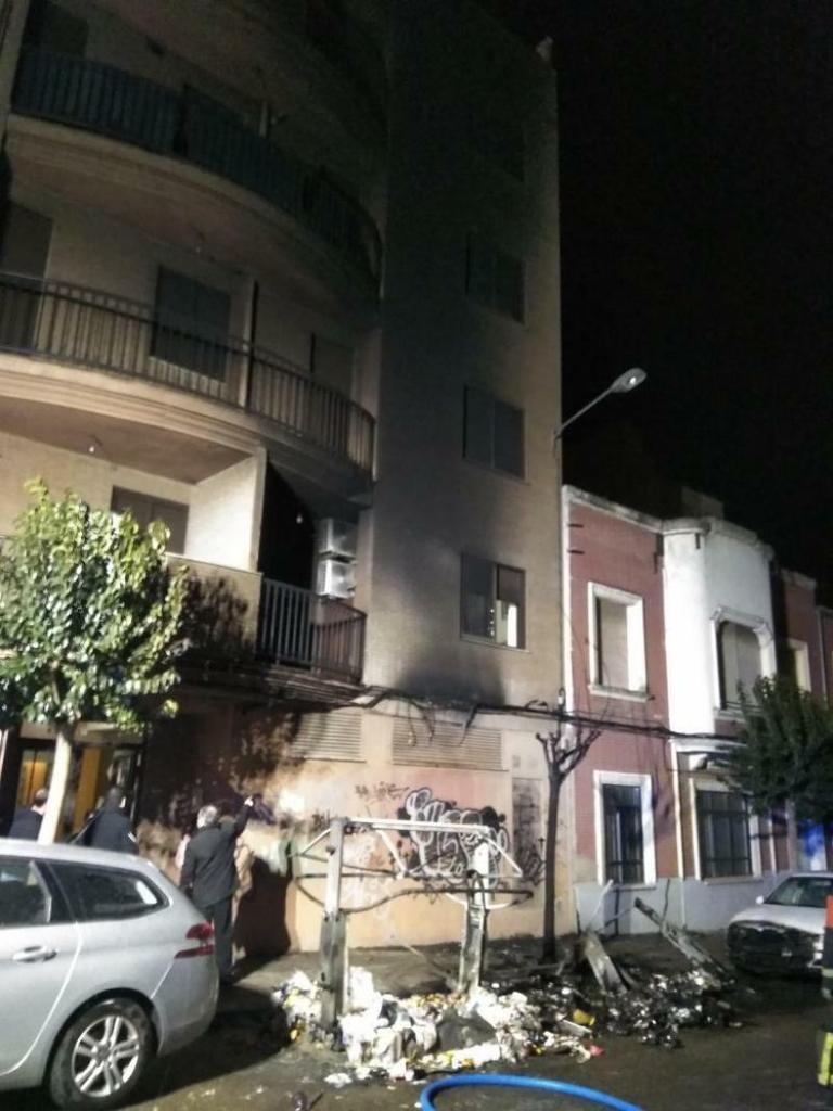 Imagen del contenedor calcinado en la calle Doctor Olivares | Imagen cedida a Zamora News
