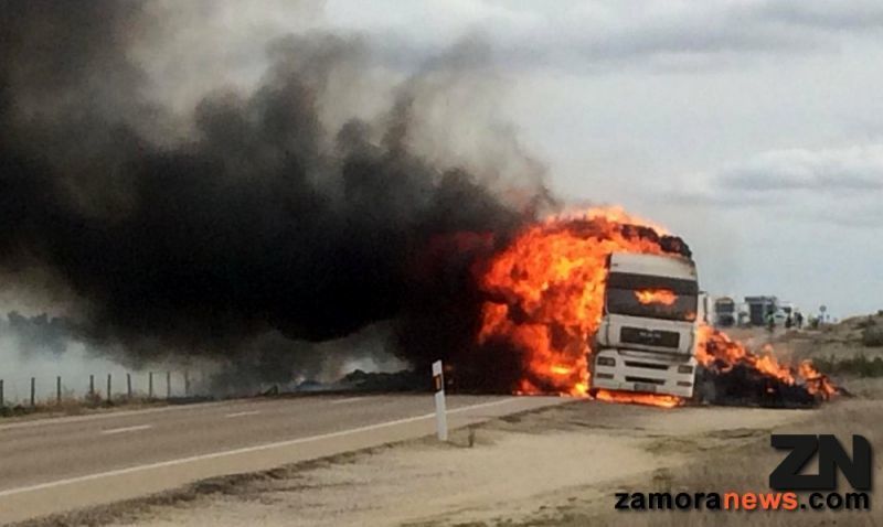 El incendio de un camión en la N-122 a la altura de Muelas del Pan provoca el corte de la carretera