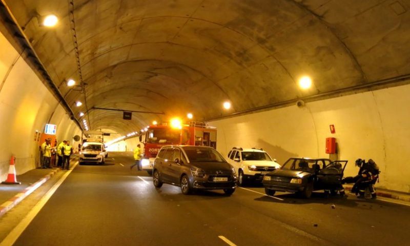 Simulacro de incendio de un vehículo en el túnel de Padornelo, en horario nocturno