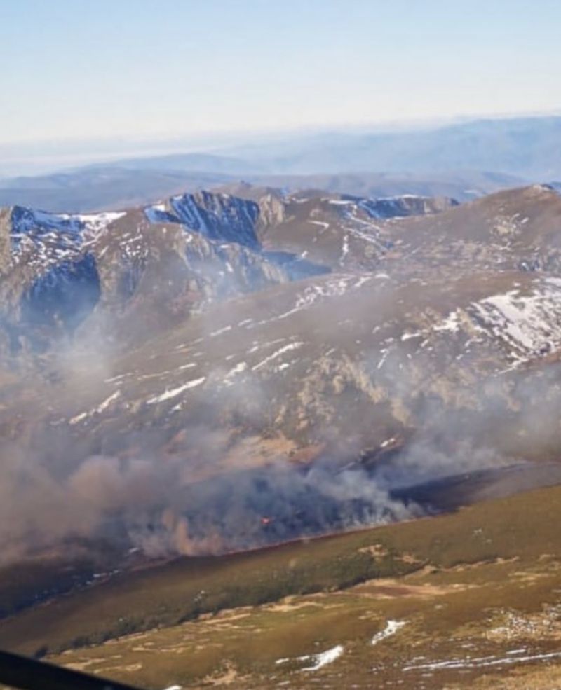 Un nuevo incendio que salta desde la provincia de León afecta al término municipal de Porto en Zamora
