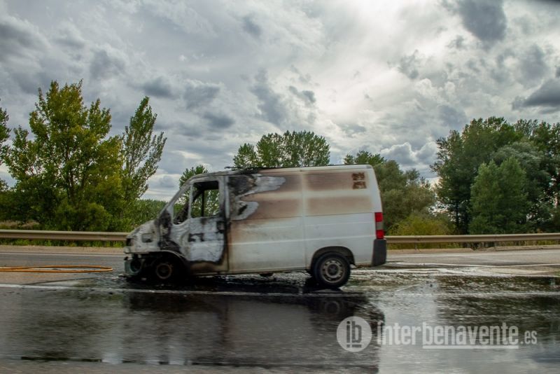 El incendio de una furgoneta en Paradores de Castrogonzalo condiciona el tráfico en sentido Madrid en la A-6