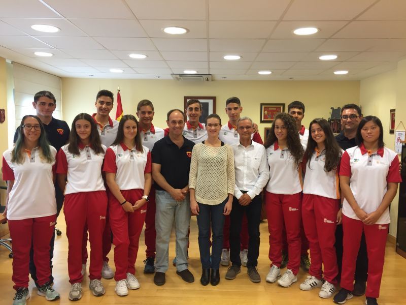 La selección de CyL de Salvamento y Socorrismo recibida por la Directora General de deportes para reconocer los buenos resultados en el nacional autonómico