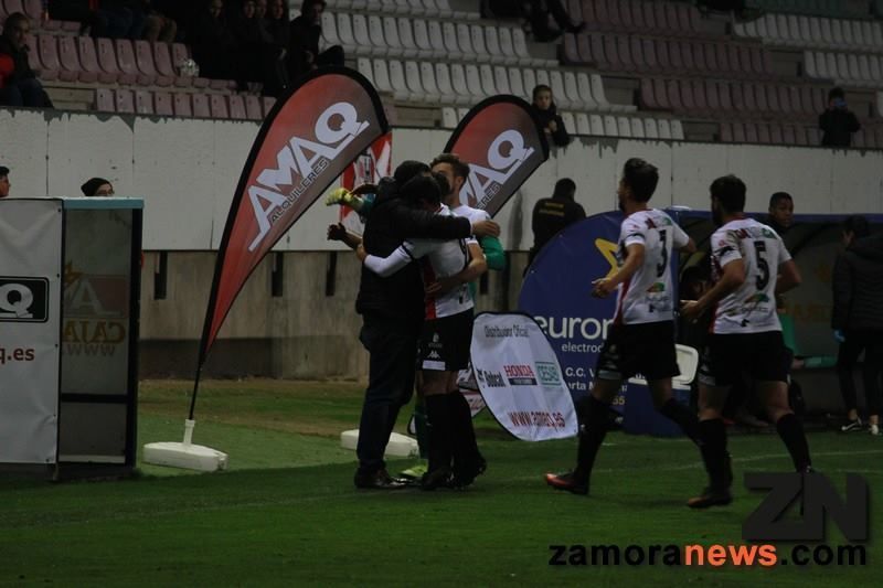 El Zamora CF gana en casa 1-0 a la Bañeza CF, los rojiblancos suman y siguen en cabeza