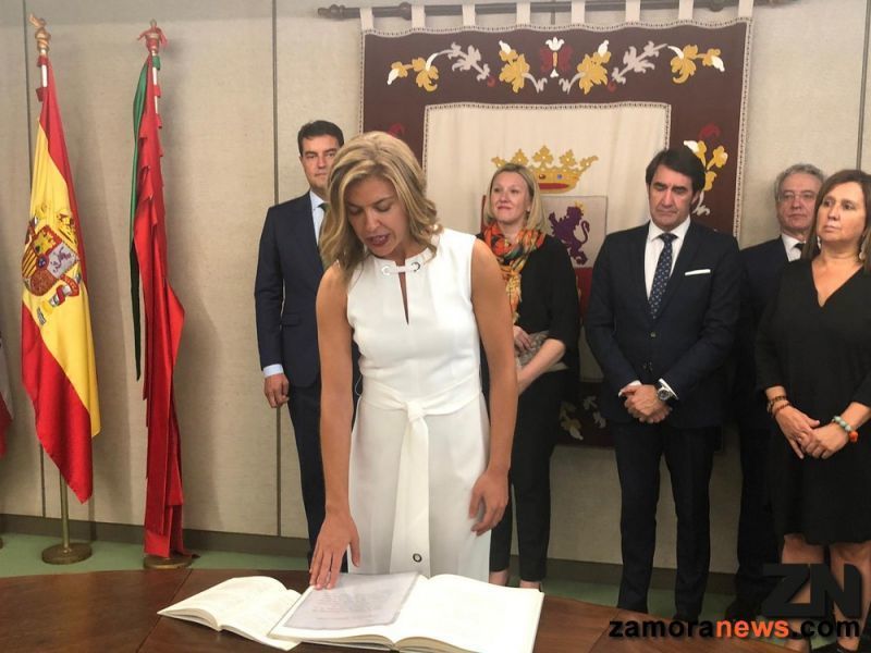 Clara San Damián toma posesión del cargo como delegada de la Junta de Castilla y León, y asegura un compromiso de cercanía en el que habrá puertas abiertas todos los días del año