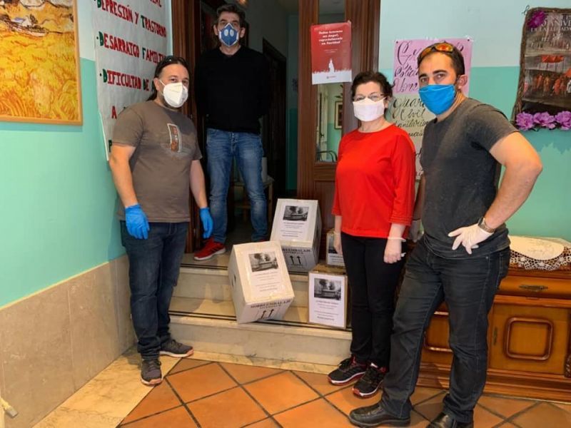 Los hermanos de paso de La Oración en el Huerto donan material sanitario a la casa de acogida Madre Bonifacia