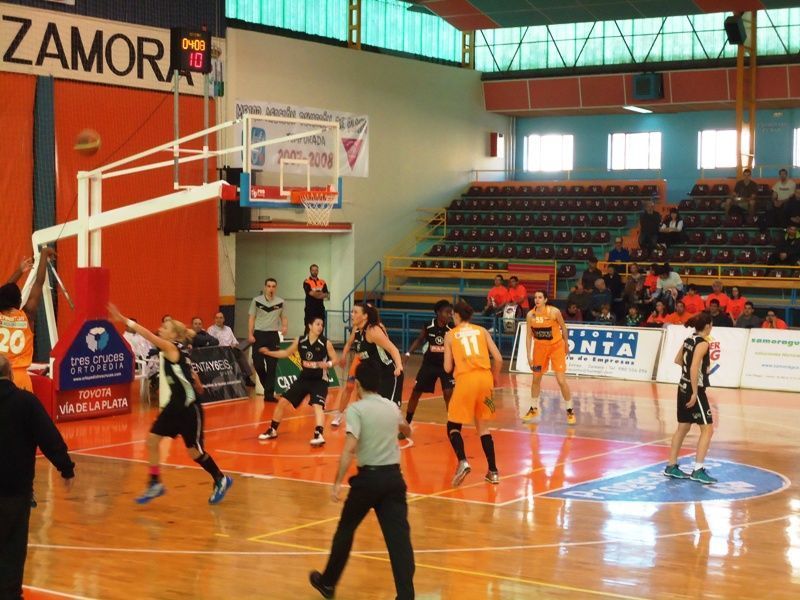 Christon tira a canasta en el partido frente al Uni Girona.