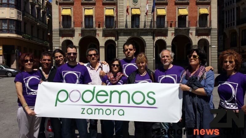 Miembros de Podemos en la presentación del festival solidario de mañana