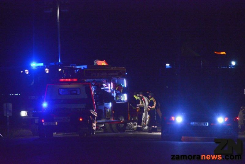 Un fallecido y un herido en un accidente entre dos vehículos y un tractor en la recta de Coreses