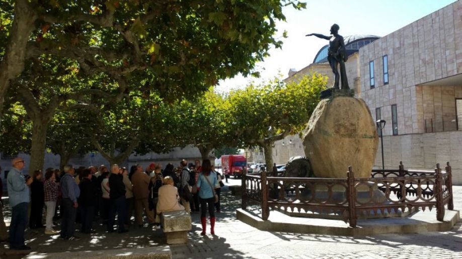 Un grupo de turistas ante la estatua de Viriato