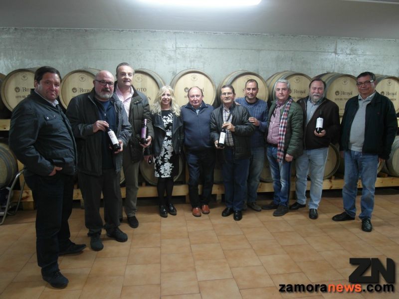 Los sumilleres zamoranos visitan la Bodega Ramayal en la Sierra de la Culebra