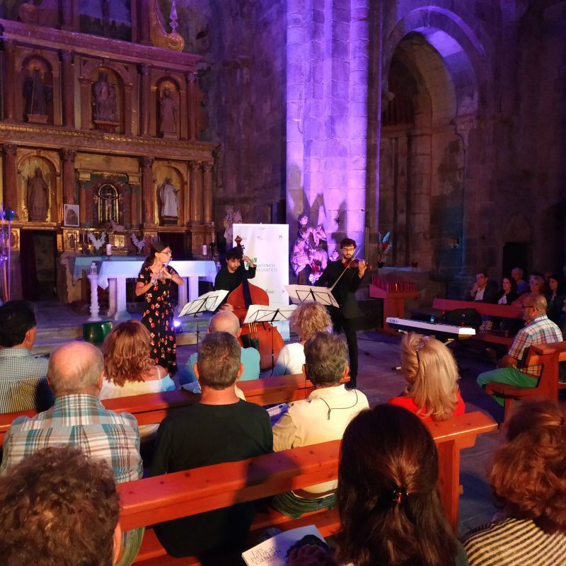 Los vecinos de San Martín de Castañeda disfrutan de la música y el patrimonio con Románico Atlántico