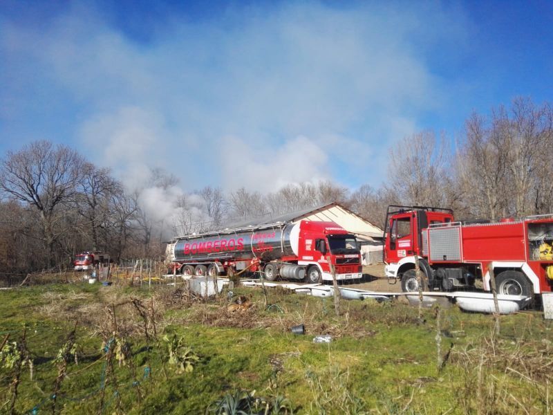 Efectivos del Consorcio de Bomberos de la Diputación han participado en la extinción de un incendio en una nave ganadera en Barrio de Lomba
