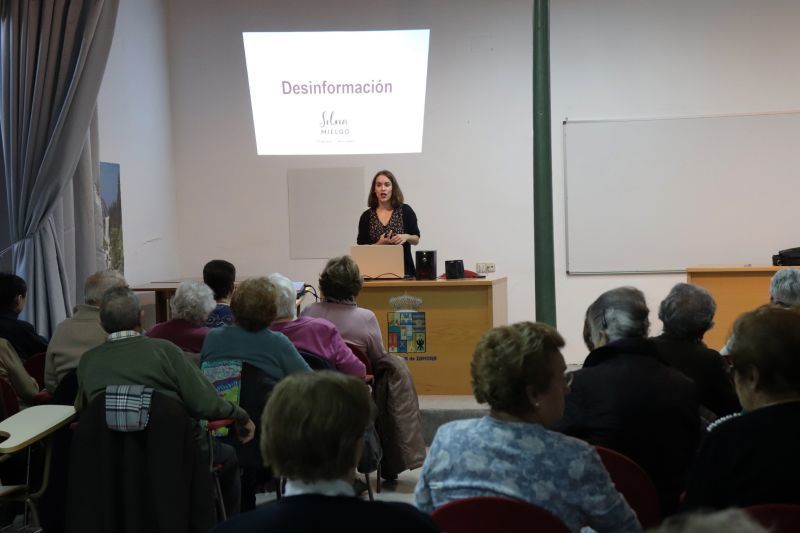Los estudiantes de la Universidad de la Experiencia de Toro aprenden sobre la actualidad del mundo del periodismo y la comunicación