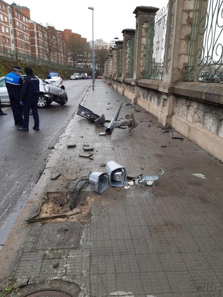 Un coche arranca de cuajo una farola en la Carretera de la Estación tras saltarse un control policial