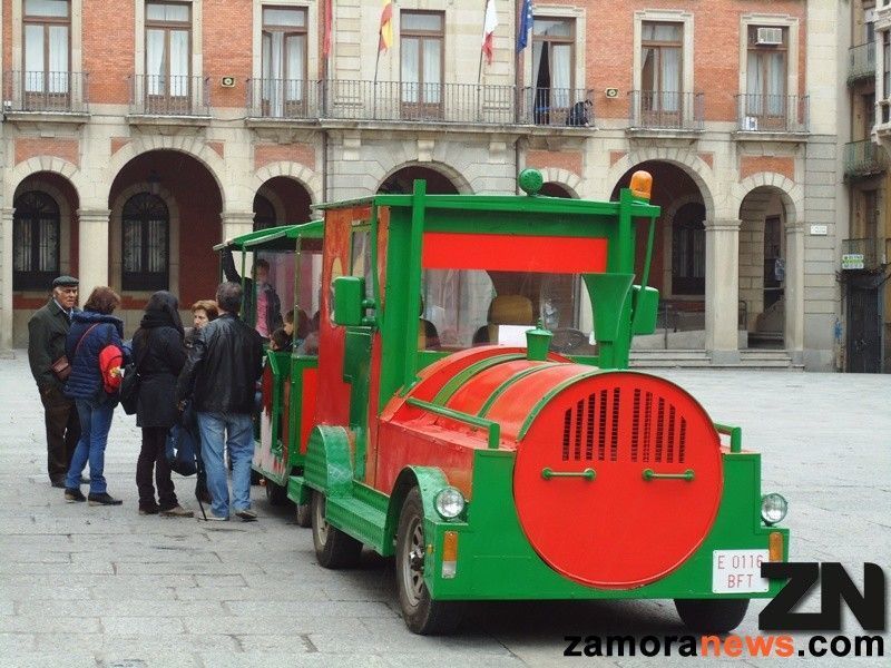 El tren turístico, esta mañana en la Plaza Mayor.