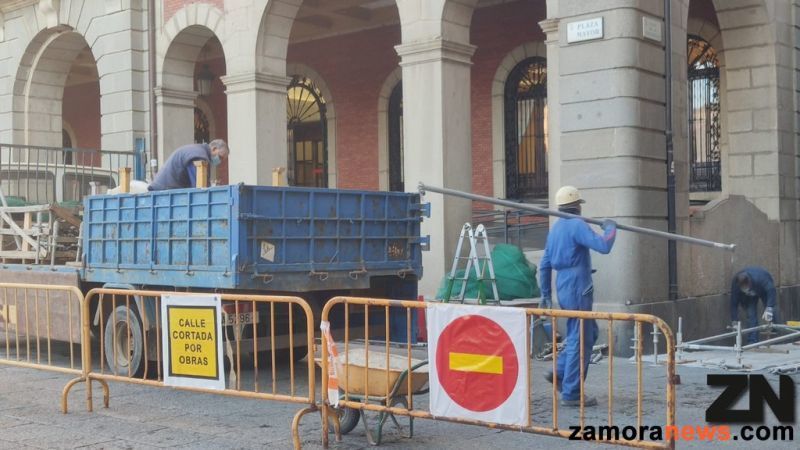 Corte de la calle Costanilla por el arreglo de las cornisas del Ayuntamiento