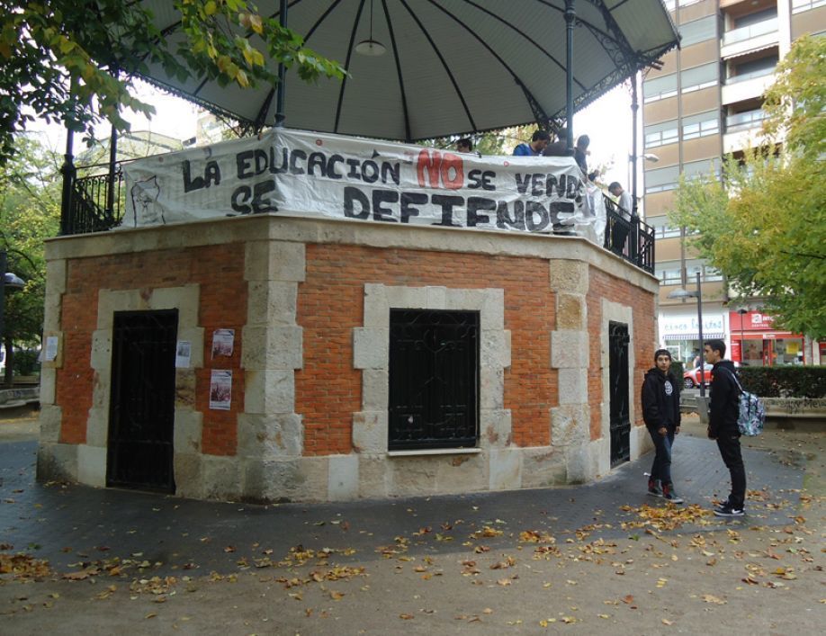 Pancartas en el templete de la Marina.
