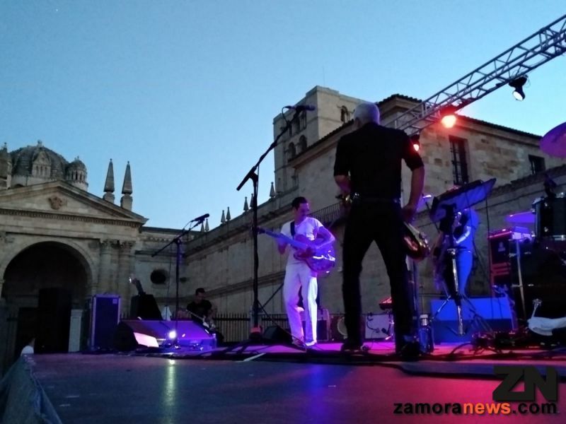 La plaza de la Catedral se llena de rock