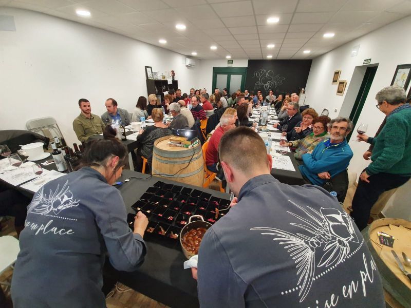 Nueva reunión de cata y maridaje en Sanzoles, los Amigos del vino disfrutan de la sabiduría y experiencia de Abdón Segovia y la excelencia culinaria de Mise en Place