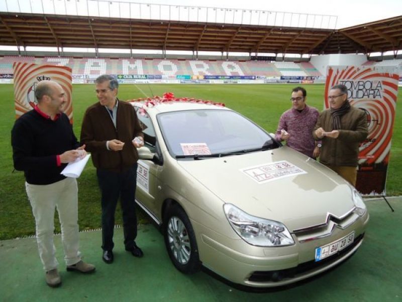 Directivos del club, junto al coche, uno de los premios estrella del 'rasca' del Zamora CF.