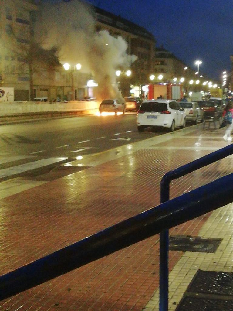 Arde por completo un coche frente a la estación de autobuses de Benavente