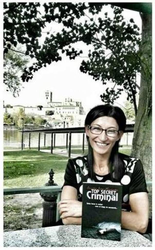 Francia apuesta por las letras zamoranas, Emi Casas presenta en Francia su "Top Secret Criminal"