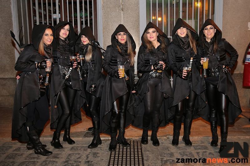 La Charanga Trotamúsicos acompañó a todos los disfrazados en la noche del sábado a la Carpa Municipal para dar rienda suelta al espíritu carnavalero toresano
