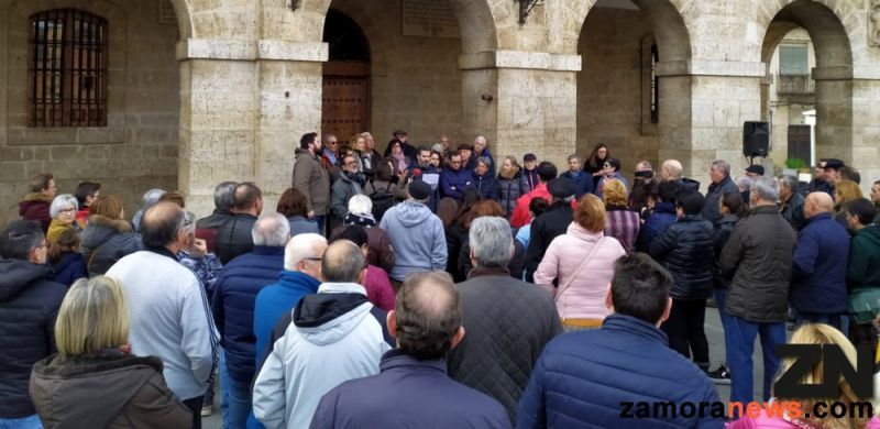 Multitudinaria concentración en la Plaza Mayor de Toro a favor de su alcalde, Tomás del Bien, tras la comunicación de expulsión del PSOE
