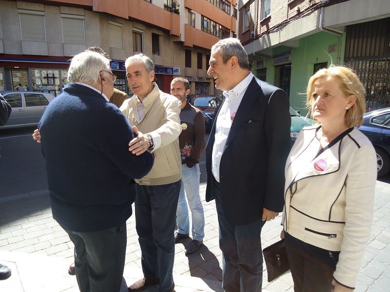 Ramón Jáuregui, a la entrada al edificio municipal de la Alhóndiga.