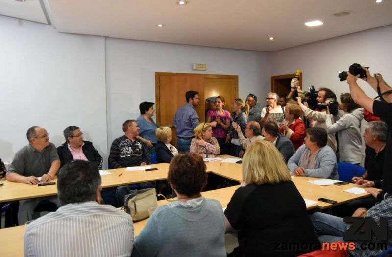 Tarde convulsa a las puertas de la sede del PSOE zamorano donde se pide la dimisión de Antidio Fagúndez y que se respete la democracia