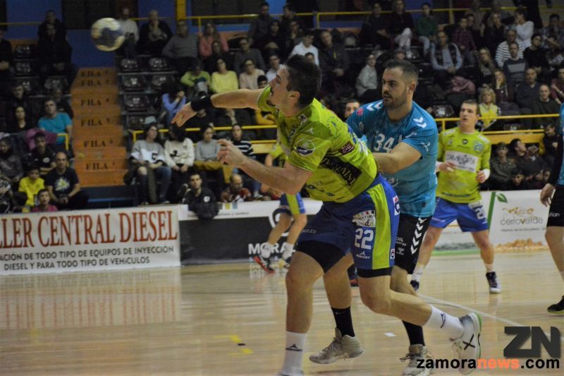 El Balonmano Zamora se aleja del descenso con una victoria estelar (35-25)