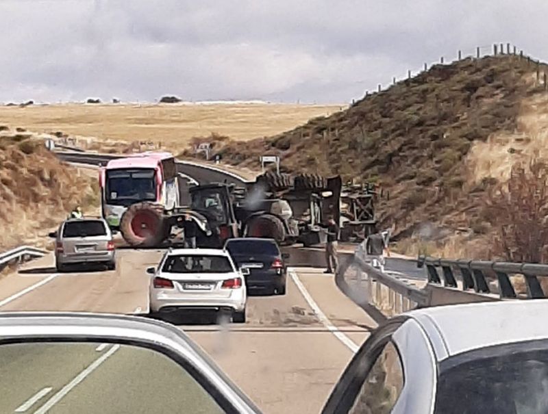 Espectacular vuelco de un tractor en la CL 527