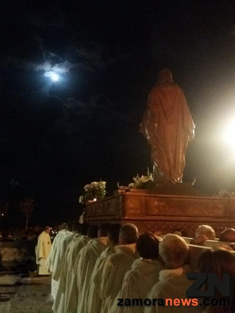 Jesús Luz y Vida se pone en pie sobre la muerte