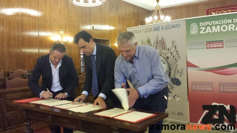 Firma del protocolo por el que Zamora se convierte en sede de la IGP Lechazo de Castilla y León, esta mañana en la Diputación