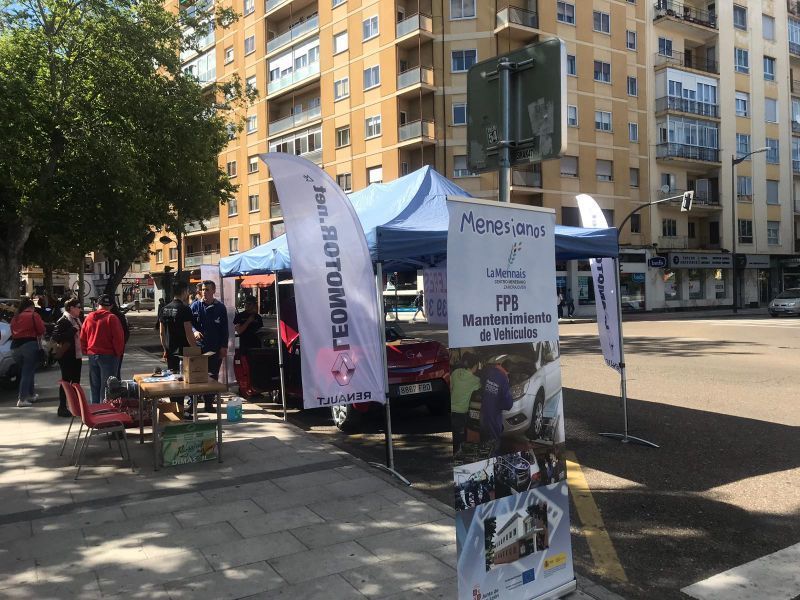 Los alumnos del Centro Menesiano Zamora Joven revisan su coche de manera gratuita en la Plaza de la Marina