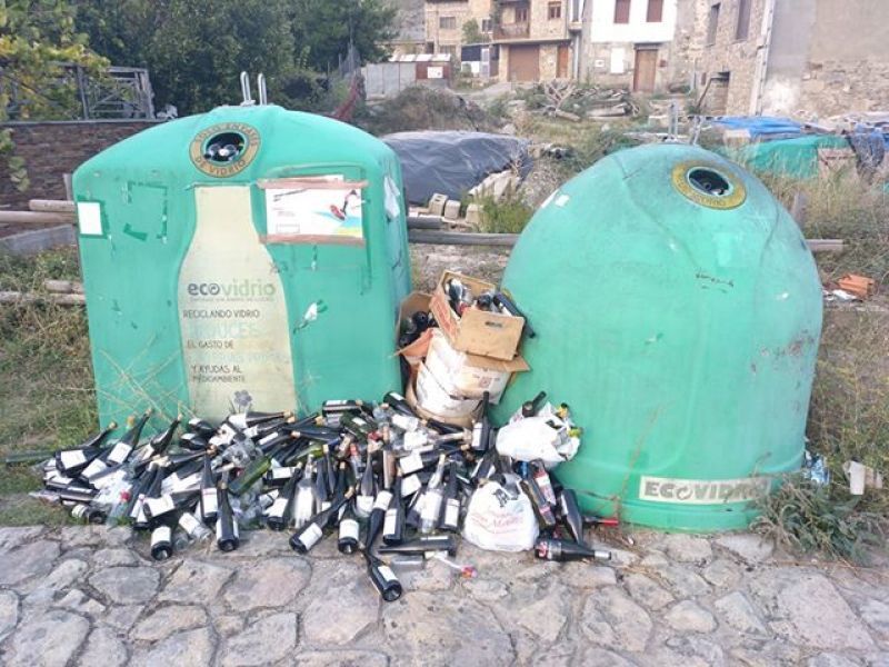 Ribadelago Viejo, está sucio aunque recicla, ¿pero de que sirve? si los contenedores de vidrio están llenos de "ecomierda"