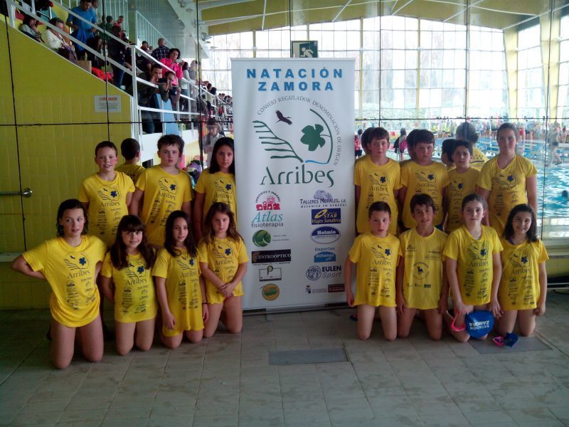 Los benjamines del Natación Zamora disfrutan de la competición