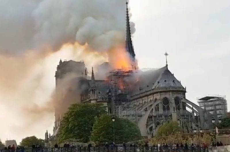 Tristeza absoluta en París, y en medio mundo, arde Notre Dame