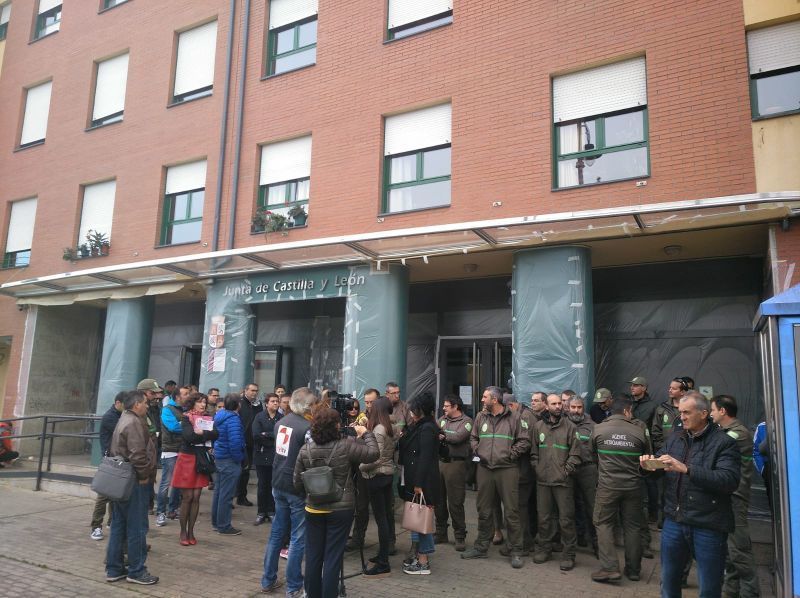 Los agentes medioambientales se concentran ante la Junta en León y Ponferrada y el 18 una protesta regional en Valladolid ante las agresiones será protagonista