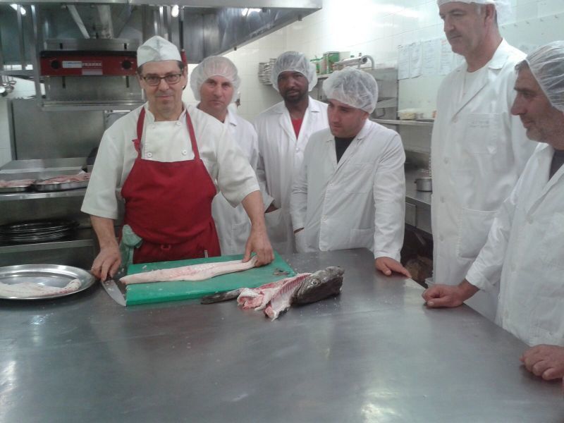 Alumnos de Cáritas visitan la cocina del Sancho 2